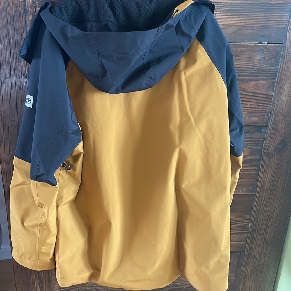 686 coat - Picture 2 of 11